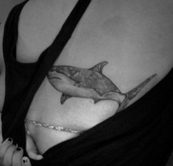 fuckyeahtattoos:  mi segundo tatuaje. una noche soñé que hablaba en francés con un tiburón ( que es mi animal favorito) y cuando desperté supe que era el día para hacerme ese tatuaje que tanto había estado posponiendo.  2.febrero.2011 Richie’s
