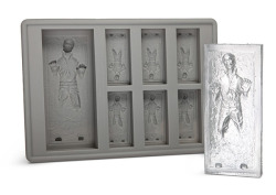justinrampage:  These ARE the ice cube trays that you were looking for! R2-D2 and Carbonite Han Solo will surely make your drinks taste extra geeky. Both Star Wars ice cube trays are on sale now at ThinkGeek for บ/ea. Han Solo in Carbonite | R2-D2 Ice