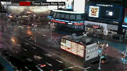 younopoo:  gifmovie:  Empty Times Square ahead of hurricane Irene, 28 August 2011  But it’s not empty there’s someone walking across the street. The lone amigo.  