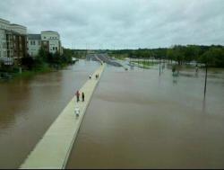 yooitskristinaaa:  This is right by my house. Oh my goodness look at all that water.Route 18, New Brunswick.   Saw this from the bus.  Holy shit.