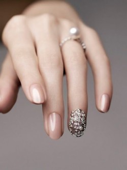 anywayslove:  Learn from the writer at Bridal Musings about the difference in acrylic and gel nails on your big day.    Pretty!