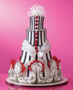 thatsfashion-bitch:  HAUTE COUTURE WEDDING CAKE  