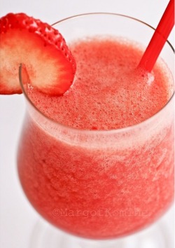 healthy-island:  Strawberry Smoothie w/ Dash of Lemon 10 frozen strawberries 1 spoon of lemon juice &frac34; cup water 