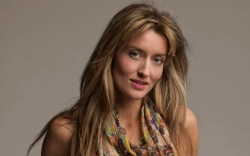 urbancougar:  Natascha McElhone We went on something of a Californication binge last night. How incredible is Natascha McElhone? Her character on the show is the epitome of cougar style. 