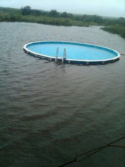reblogmonstah:  alwayskissmeg00dnight:  swag  Yea it flooded….but our pool survived! 0_o so….its either its really flooded or they some how got a pool in a lake 