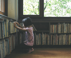 pulgarcitajekah:  Library girl by syaraku on Flickr. 