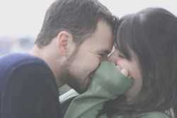 miojocrubr:  Um abraço. Um beijo. Um cuidado. Uma palavra de carinho. Um pouco de amor. Uma boa dose de você. É o suficiente.(foda-se-mundo) 