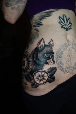 kokomokokomo:  ahistoryofweedcraft:  fox tattoo by matty   Damn I hope I can get a black and white traditional tattoo when I can afford it… 