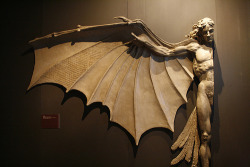 canicula:  Statue based on Leonardo daVinci’s famous concept for artificial wings. 