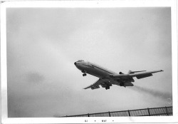 youlikeairplanestoo:  Old scan of an American Airlines Boeing 727 on final for RWY 4 at La Guardia. Love those old smoke jets! Photo by Dennis Harper. Full version here. 