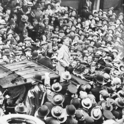 ragtimeband:  Charlie Chaplin and a crowd of adoring fans 