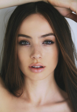 playwiththerules:  verticulate:  fl-orish:  pvndorah:  holy crap, give me your face.  wow  well fuck me she’s beautiful     // 