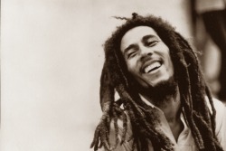 naireggae:  Os homens pensam que possuem uma mente, mas é a mente que os possuiHá pessoas que amam o poder, e outras que tem o poder de amar. Bob Marley 