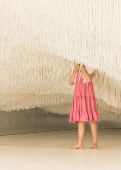 gaksdesigns:  “Liminal Air” is an installation of approximately 123,000 white threads in the Queensland Art Gallery. Each strand varies in length and hangs from the ceiling, creating a cloud-like entity, which can be crossed by the visitors. Shinji