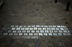 archiemcphee:  Timo Arnall found this awesome street keyboard in Brussels, Belgium. [via My Modern Metropolis] 