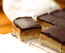 gastrogirl:  healthy peanut butter and dark chocolate shortbread bars. 