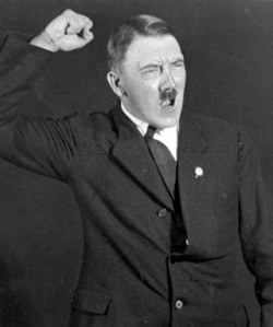 eban451:  viremi:  gonzaloohidalgo:  borifilico:  itssneverends:  alvarex:  jo3presents:  em-em-ema:  Hitler durante la grabación de un discurso Adolf Hitler en 1925 durante la grabación de uno de sus discursos en que accedió a posar para el fotógrafo