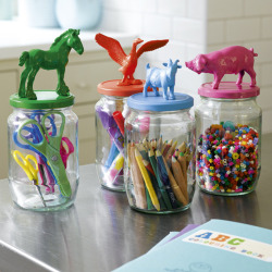 truebluemeandyou:  DIY Animal Toppers for Jars. Insturctions (but really all you do is glue plastic animals on a lid and spray paint) at House to Home here. Found at Plenty of Colour here. 