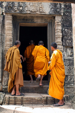 souls-of-my-shoes:  Cambodian monks (by Marinacska) 