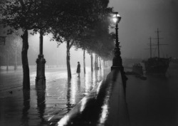 m3zzaluna:  rainy embankment, a man standing alone on a rain-drenched pavement on the river thames embankment, london, 1929 thank you wonderfulambiguity 