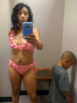 crookedqueens143:  That kid is tight cause he kno his mother a smut. lmao 