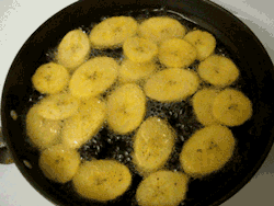 deadinmylap:  themajesticnigerian:  goldchelsea:  colorofbeauty:  dearoldbree:  Only Caribbean’s or Hispanics are hip to this  Blazin  Africans maybe? 😂  Why the fuck do people forget that Africans can’t do without plantain???????  literally porn. 