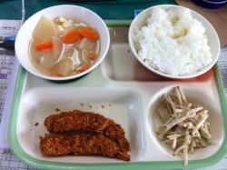 kyuushoku-life:  お米　牛蒡サラダ　味噌汁　エビフライ　牛乳 Rice, Burdock Salad, Miso Soup, Fried Shrimp, Milk Rating 5/5 コメント：what day is it today? It’s Ebifryday! 