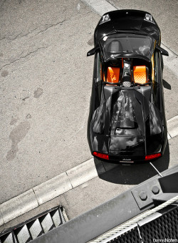 deliciousforms:  This might be one of the coolest photos I’ve EVER seen of a Lamborghini or any car for that matter. The way the light plays off the black car is just WOW!!! 