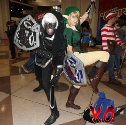 fuckyeahocarinaoftime:  Submittedby: http://brighteyesdown.tumblr.com/ Me and my boyfriend on Sunday at NYCC/NYAF 2011. Like our cosplay page here! 