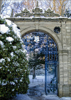 bluepueblo:  Frosty Gate, Oxford University, England photo via mydiary 