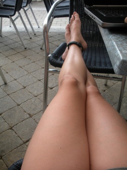 mes jambes Ã  une terrasse de cafÃ©, alala, les vacances&hellip; #pied #foot #toes #jambes
