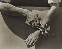 Hands of the Puppeteer, Mexico photo by Tina Modotti, 1929