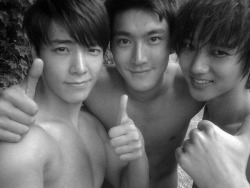 koreansexgods:   Okay I have to change my mind, I forgot this picture existed. Commemorating Super Junior’s 6th anniversary, again, but with more boys, naked. Happy 6th Super Junior! &lt;3  
