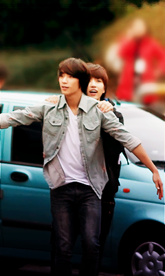 glychi:  Gongchan trying to give Sandeul a piggy back ride, but failed miserably. 