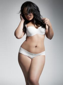 enoire:  griselangel:  Love Your Body. -Griselangel Paula (Dorothy Combs Model)  Simple beauty 
