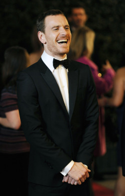 gokuma:  michaelfassbenderarchive:  Michael Fassbender reacts to photographers at the Academy of Motion Picture Arts and Sciences’ 2011 Governors Awards, Saturday, November 12, 2011, in Los Angeles [HQ] [See the full-size version @ Imagebam *here*]
