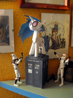 Ponies, Doctor Who, foxes and Star Wars. GlooooriousDedicated to Raenyras from dA. For all the awesome photos she&rsquo;s uploading xD