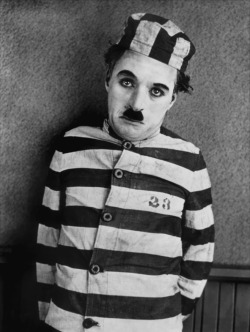 Charlie Chaplin Già all'uscita di Monsieur Verdoux venne pubblicamente accusato di &ldquo;filocomunismo&rdquo; e nel 1949 divenne uno dei bersagli del movimento innescato dal senatore Joseph McCarthy. Chaplin negò sempre, con veemenza. Disse anche