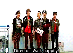petitchu:  When told to walk happily, Onew listens. 