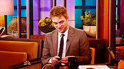  Robert Pattinson reading his dad’s email on jay leno (2010) ‘He said… “Dear Rob, I’ve been thinking about gestures and a good one in my opinion is to kiss a lady’s hand. It’s very romantic and refined. Offer a hand ostensibly to shake and