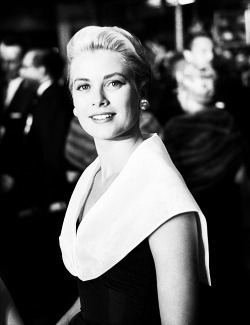 missavagardner:  Grace Kelly at the premiere of ‘Rear Window’ photographed by Frank Worth,1954. 