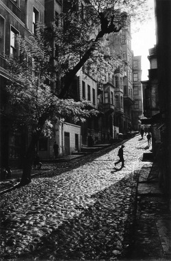 luzfosca:  Ara Güler Tarlabaşında bir sokak, 1965 Thanks to wonderfulambiguity 