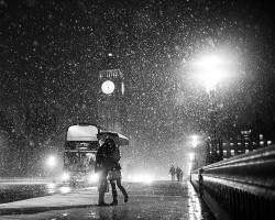 black-and-white:  (via London When it Snows; Big Ben and Lovers) 