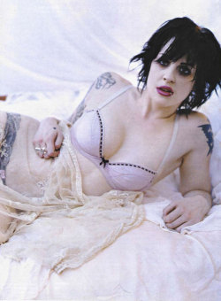 kynky:  Brody Dalle could kick my ass. 