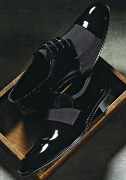 in-luxury:  Giorgio Armani patent shoe with grosgrain trim (top), 轃 (212.988.9191); Salvatore Ferragamo black patent shoe with grosgrain detail, 躨 (212.759.3822, www.ferragamo.com). Photo by Lisa Charles Watson   Czy to nie są wymarzone buty dla