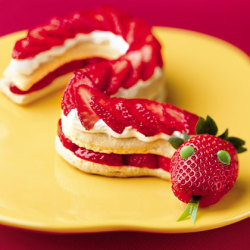 1871house:  Strawberry Short Snake  I usually don&rsquo;t reblog food of all things, but this is absolutely adorable!