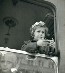 luzfosca:  Werner Bischof Girl at the train window, Budapest, Hungary, 1947 