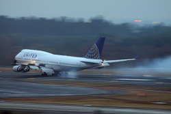 youlikeairplanestoo:  Nice movement in this shot of a United Airlines Boeing 747-400 hitting the brakes just after touchdown at Narita International Airport. Photo by Kentaro Lemoto. Full version here. 