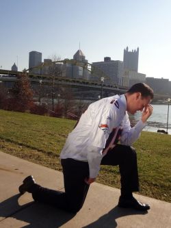 thedailywhat:  Adding Tebowing To Injury of the Day: Making good on his bet with Denver mayor Michael Hancock, Pittsburgh mayor Luke Ravenstahl tebows the Steel City’s skyline while wearing a No. 15 Denver Broncos jersey. “This is not something I