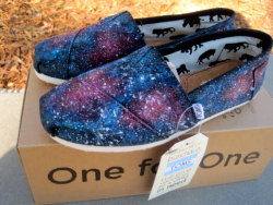 definingmatter:  letsbe-foreveryoungg:  thesummerssun:  auuroraa:  sluttyfriend:  those are fucking amazing.   OMG  http://thesummerssun.tumblr.com/ Follows everyone back&lt;3  i need these. NOW.  I don’t wear TOMS but these are beautiful. 